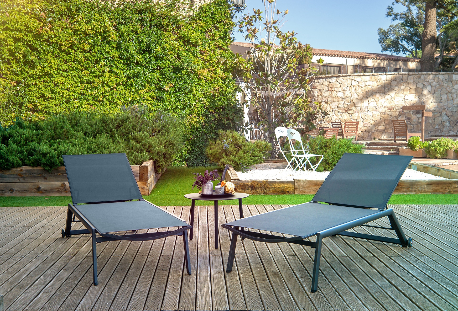 “How to Clean and Maintain Aluminum Chaise Loungers for Long-Lasting Use”