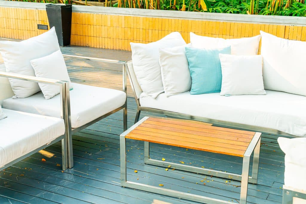 “Aluminum vs Wood Coffee Tables: Which Is Right for Your Living Room?”