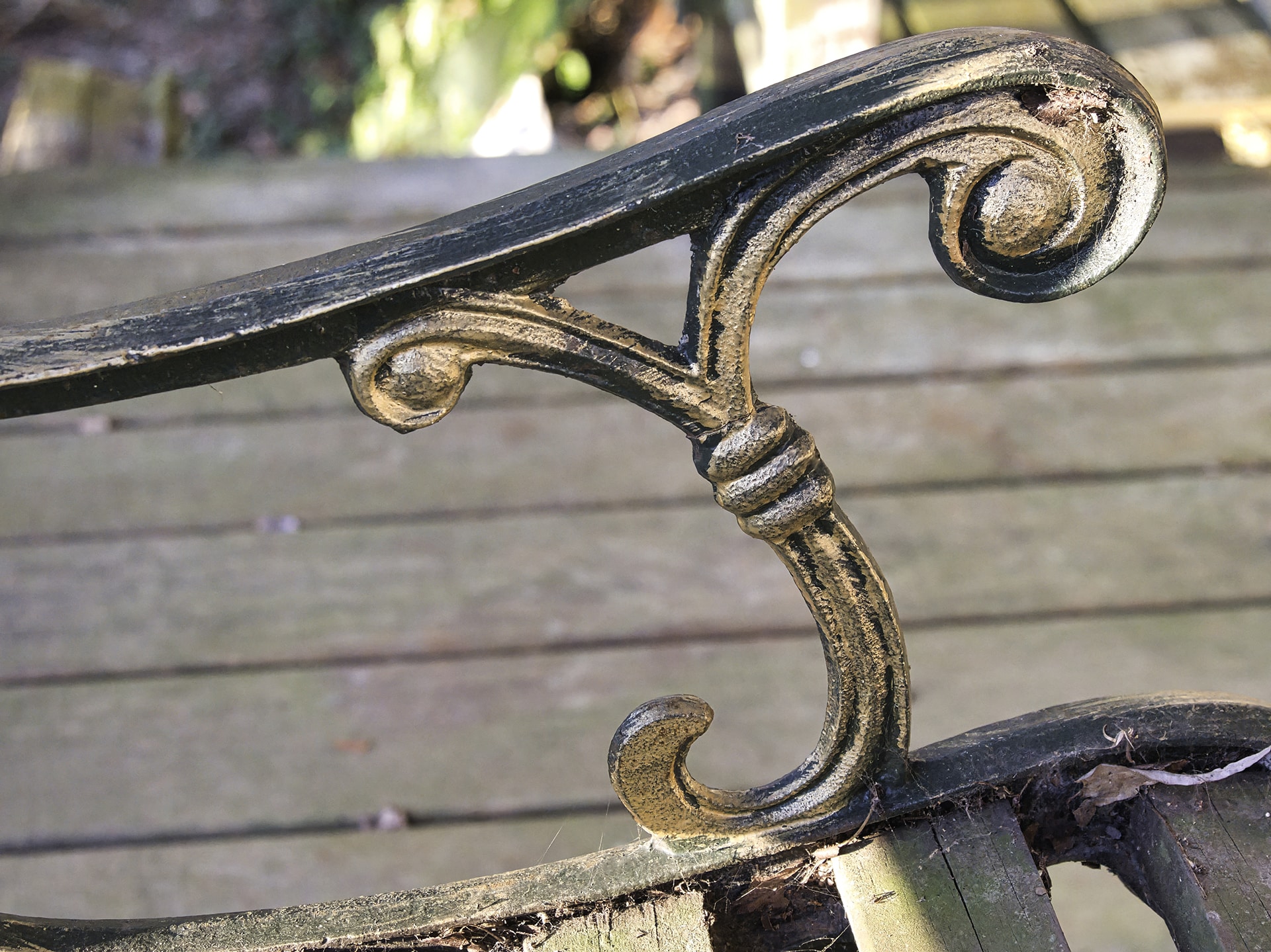 How to Care for Cast Aluminum Furniture and Keep It Looking New