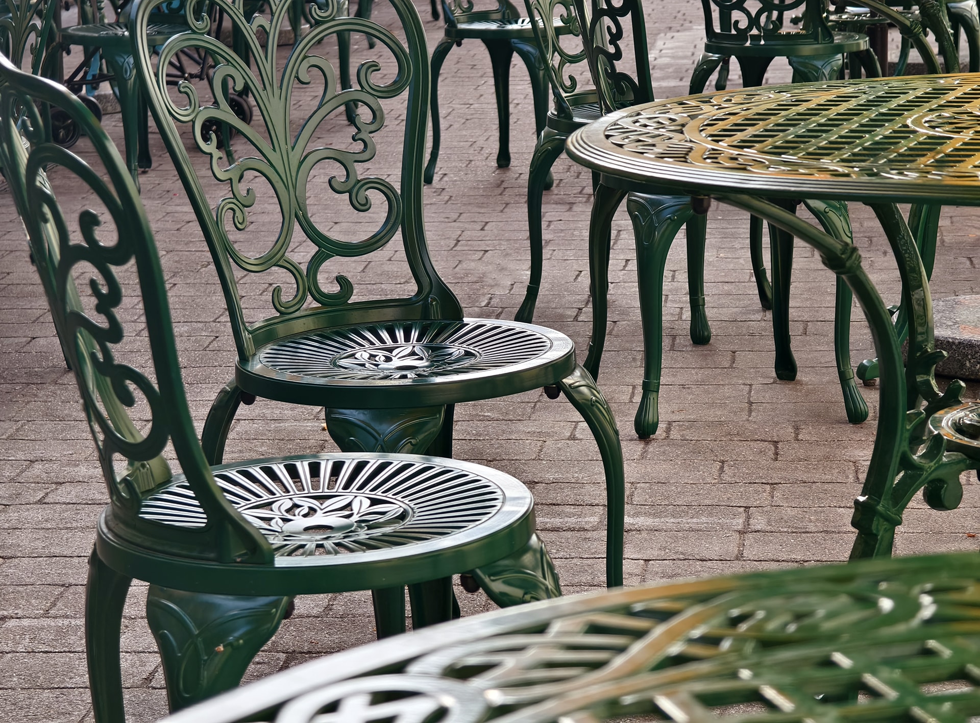 Cast Aluminum vs Wrought Iron Furniture: Which Is Better for Your Patio?